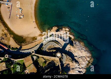 Luftaufnahme der mittelalterlichen Burgmauern und des Strandes von Tossa de Mar an der Costa Brava in Katalonien, Spanien Stockfoto