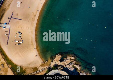 Luftaufnahme des Hauptstrandes in Tossa de Mar an der Costa Brava in Katalonien, Spanien Stockfoto