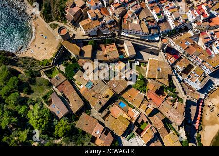 Luftaufnahme von Tossa de Mar und der mittelalterlichen Burg an der Costa Brava in Katalonien, Spanien Stockfoto