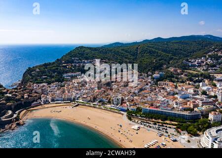 Luftaufnahme von Tossa de Mar und der mittelalterlichen Burg an der Costa Brava in Katalonien, Spanien Stockfoto