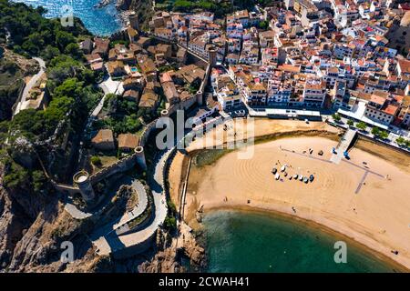 Luftaufnahme von Tossa de Mar und der mittelalterlichen Burg an der Costa Brava in Katalonien, Spanien Stockfoto