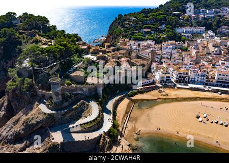 Luftaufnahme von Tossa de Mar und der mittelalterlichen Burg an der Costa Brava in Katalonien, Spanien Stockfoto