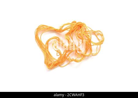 Verworrener orangefarbener Faden auf weißem Hintergrund isoliert. Stockfoto