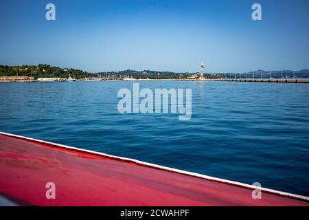 In den Hafen von Kerkira. Korfu Insel, Griechenland. Klassische blaue Farbe, Berge und Himmel im Hintergrund. Atemberaubende Meereslandschaft. Schöne Aussicht von der Fähre aus Saranda, Albanien Stockfoto