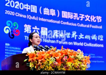 (200929) -- QUFU, 29. September 2020 (Xinhua) -- Cui Ying, stellvertretender Generalsekretär der Chinesischen Nationalen Kommission für UNESCO, spricht über die Verleihung des 15. UNESCO-Konfuzius-Preises für Literatentum in Qufu, Ostchinas Provinz Shandong, 28. September 2020. Drei Bildungsprogramme für Jugendliche, ländliche Bewohner und Flüchtlinge wurden in diesem Jahr mit dem UNESCO-Konfuzius-Preis für Alphabetisierung in Qufu, der ostchinesischen Provinz Shandong, ausgezeichnet. Zu den Preisträgern gehören: Das Programm "Inspirational Business Stories" aus Ghana, ein Alphabetisierungsprogramm "Learning by Teaching" aus Mexiko und ein jemenitisches Programm, das Litera anbietet Stockfoto