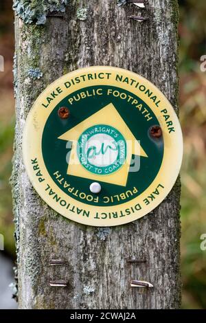 Wainwright's Coast to Coast Walk Wegweiser - Lake District National Park, England, Großbritannien Stockfoto