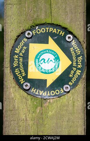 Wainwright's Coast to Coast Walk Wegweiser, der durch den North York Moors National Park, England, Großbritannien führt Stockfoto