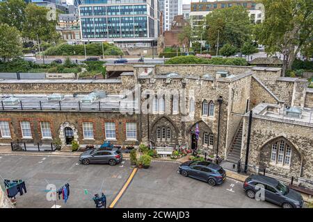 Gepflegte Gärten außerhalb des Yeoman Warders Wohnquartiers innerhalb der Mauern des Tower of London, EC3 Stockfoto