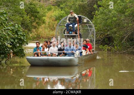 Touristen Unternehmen eine Fahrt auf einem der kultigen Luftschiffe auf der Everglades Alligator Farm in Homestead, Florida, USA Stockfoto