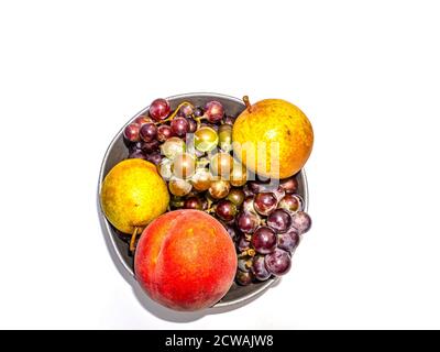 Pfirsichfrucht Ernte mit Birne und Trauben auf weißem Hintergrund. Stockfoto