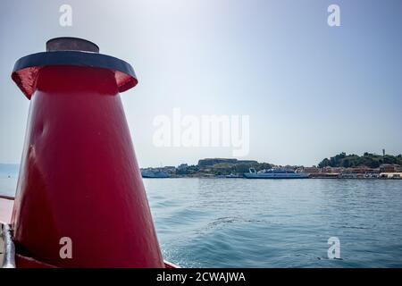 In den Hafen von Kerkira. Korfu Insel, Griechenland. Klassische blaue Farbe, Berge und Himmel im Hintergrund. Atemberaubende Meereslandschaft. Schöne Aussicht von der Fähre aus Saranda, Albanien Stockfoto