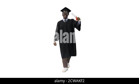 Glücklich afrikanisch amerikanisch männlich Student im Abschluss Robe zu Fuß w Stockfoto