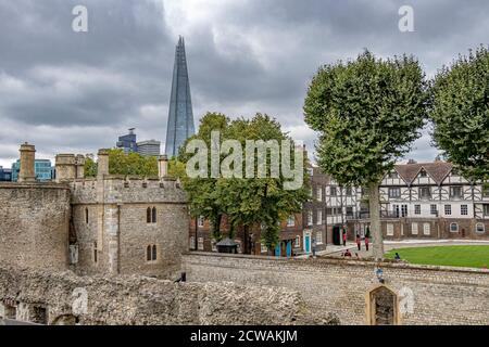 Das Haus der Königin mit dem Scherbe in der Ferne gesehen Vom Tower of London, London EC3 Stockfoto