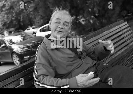 Belgrad, Serbien, 18. Jun 2020: Porträt eines Betrunkenen auf einer Bank (s/w) Stockfoto