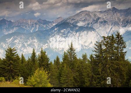 Blick von der Muttereralm auf den schneebedeckten Mt. Serles, Mt. Nockspitze, Mt. Habicht, tirol, Österreich, Europa Stockfoto