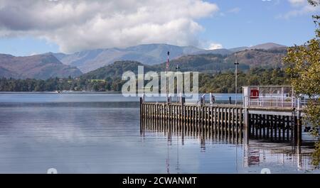 Panoramalandschaft des Ullswater Sees mit Steamer Fähranlegestelle von Pooley Bridge, Cumbria, UK Stockfoto