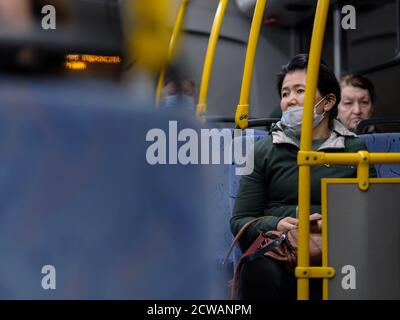 Moskau. Russland. 17. September 2020 Frauen in einem Stadtbus. Auf den Gesichtern der Passagiere sind Schutzmasken. Präventionsmaßnahmen gegen Viren Stockfoto