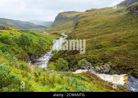Blick Richtung Norden entlang des Dundonnell River Valley neben der A832 Straße in Wester Ross, Highland Region, Schottland, Großbritannien Stockfoto