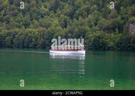 Elektroboot,mit,Touristen,auf,der,Königssee,Schönau,am,Königssee,Nationalpark,Berchtesgaden,Bereich,Berchtesgaden,Oberbayern,Bayern,Deutschland, Stockfoto