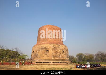 Indien, Uttar Pradesh, Sarnarth, bei Varanasi, Pilger vor der Dhamekh Stupa Stockfoto