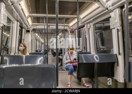 BARCELONA, SPANIEN-30. AUGUST 2020: Barcelona Metro Car Interior während COVID-19 Lockdown. Menschen in Masken. Stockfoto