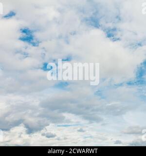Schöner Himmel und weiße und graue Wolken. Stockfoto