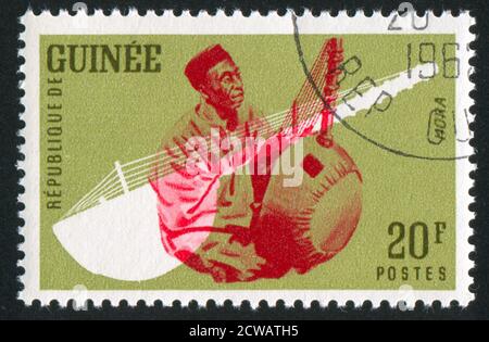 GUINEA UM 1962: Briefmarke gedruckt von Guinea, zeigt Musikinstrument, Kora, um 1962 Stockfoto