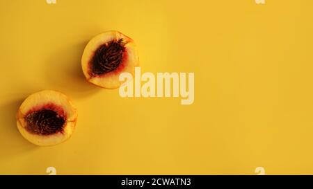 Reife frische Aprikosenfrüchte auf gelbem Hintergrund. Flach liegend, Draufsicht, Kopierbereich. Frische Bio-Aprikosen, Ernährung vegane Lebensmittel. Stockfoto