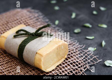 Stücke von Haushaltsseife mit Jute Seil gebunden, antiken Holzhintergrund. Umweltfreundliches Produkt - das Konzept der Sauberkeit und Gesundheit. Stockfoto