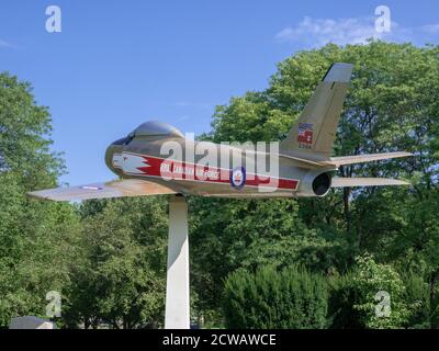 Royal Canadian Air Force Memorial in Germain Park mit EINEM F-86 MKV Sabre Golden Hawks Fighter Aerobatics Flying Team Jet Fluggerät Anzeigen Stockfoto