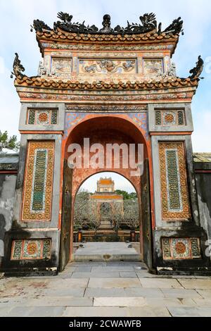 Tor- oder Torbogen-Eingang zum Mieu-Tempelkomplex, Kaiserstadt Hue, Vietnam, Indochina, Südostasien, Asien Stockfoto