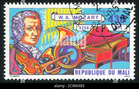 MALI - UM 1981: Briefmarke gedruckt von Mali, zeigt Mozart und Instrumente, um 1981 Stockfoto