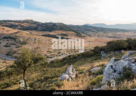 Kurvenreiche Straße durch die Berge von Serrania de Ronda, Andalusien, Spanien. Stockfoto