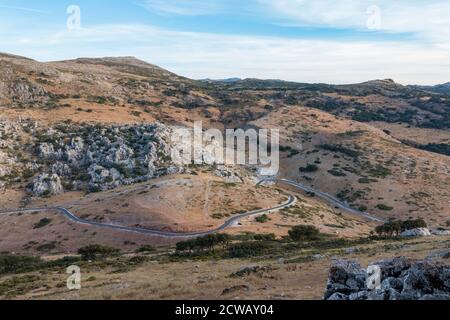 Kurvenreiche Straße durch die Berge von Serrania de Ronda, Andalusien, Spanien. Stockfoto