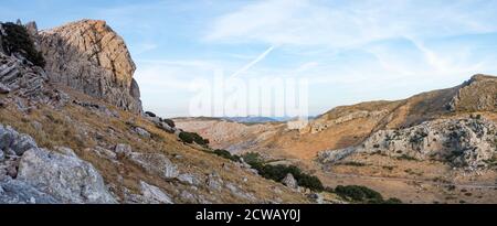 Straße durch die Berge von Serrania de Ronda, Andalusien, Spanien. Stockfoto