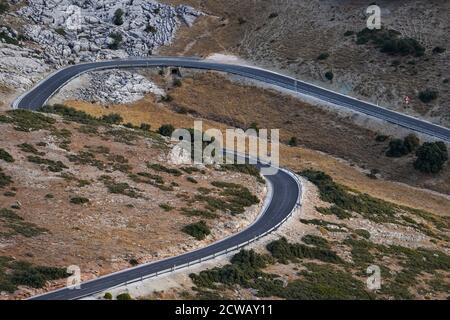 Kurvenreiche Straße durch die Berge von Serrania de Ronda, Andalusien, Spanien. Stockfoto