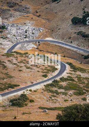 Kurvenreiche Straße durch die Berge von Serrania de Ronda, Andalusien, Spanien. Stockfoto