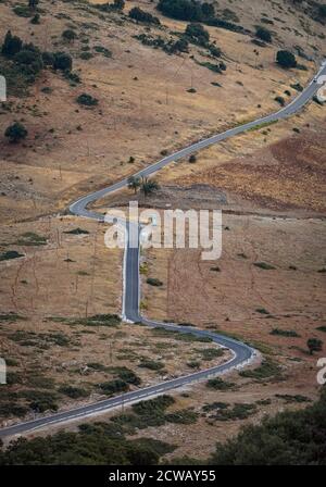 Kurvenreiche Straße durch die Berge von Serrania de Ronda, Andalusien, Spanien. Stockfoto