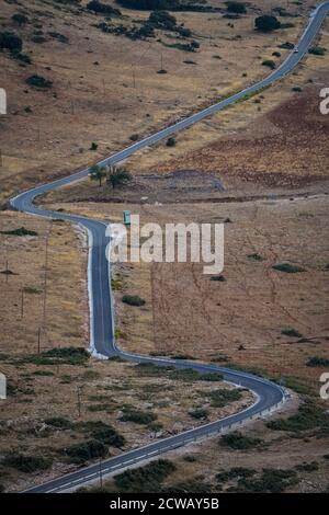 Kurvenreiche Straße durch die Berge von Serrania de Ronda, Andalusien, Spanien. Stockfoto