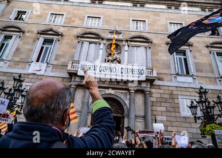 Barcelona, Spanien. September 2020. Ein Protestler macht während der Demonstration eine Geste: Hunderte von Menschen haben sich auf der Plaza Sant Jaume vor dem Palast der Generalitat von Katalonien versammelt, um gegen das Urteil zu protestieren, das Präsident Torra disqualifiziert und ihre Unterstützung für die Unabhängigkeit Kataloniens zeigt. Kredit: SOPA Images Limited/Alamy Live Nachrichten Stockfoto