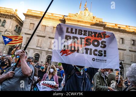 Barcelona, Spanien. September 2020. Ein Protestler hält während der Demonstration ein Transparent, das seine Meinung zum Ausdruck bringt.Hunderte von Menschen haben sich auf der Plaza Sant Jaume vor dem Palast der Generalitat von Katalonien versammelt, um gegen das Urteil zu protestieren, das Präsident Torra disqualifiziert und ihre Unterstützung für die Unabhängigkeit Kataloniens zeigt. Kredit: SOPA Images Limited/Alamy Live Nachrichten Stockfoto