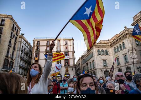 Barcelona, Spanien. September 2020. Während der Demonstration winkt ein Protestler mit einer Flagge.Hunderte von Menschen haben sich auf der Plaza Sant Jaume vor dem Palast der Generalitat von Katalonien versammelt, um gegen das Urteil zu protestieren, das Präsident Torra disqualifiziert und ihre Unterstützung für die Unabhängigkeit Kataloniens bekundt. Kredit: SOPA Images Limited/Alamy Live Nachrichten Stockfoto