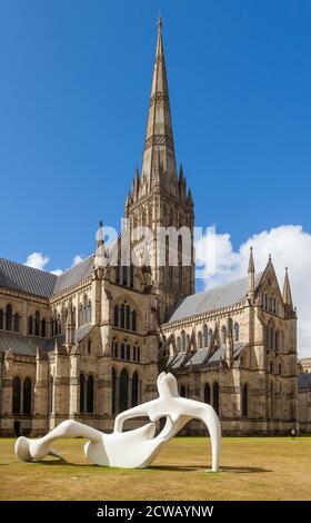 Salisbury Cathedral mit der Skulptur große liegende Figur von Henry Moore. Stockfoto