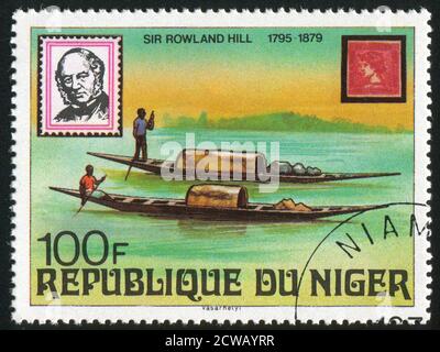NIGER - UM 1979: Briefmarke gedruckt von Niger zeigt Rowland Hill, Kanus und Österreich, um 1979 Stockfoto