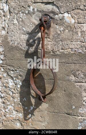 In alten Tagen wurden diese Halsbänder oder Jougs um die Hälse von Verbrechern gesperrt, um Straftäter zu bestrafen und zu beschämen. Stockfoto