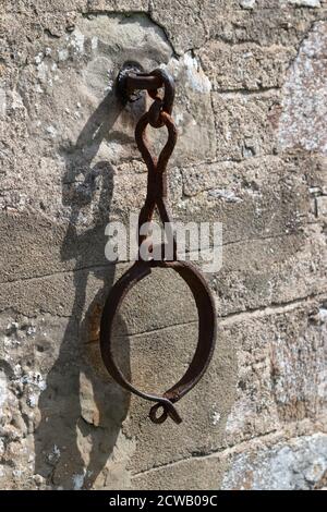 In alten Tagen wurden diese Halsbänder oder Jougs um die Hälse von Verbrechern gesperrt, um Straftäter zu bestrafen und zu beschämen. Stockfoto