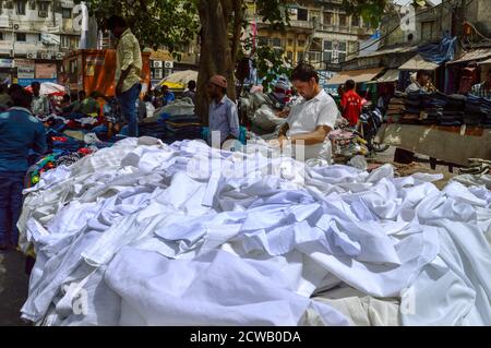 Ein Mann macht seine Arbeit auf verkehrsreichen Straßen in chandani chowk, Alt-delhi, indien. Stockfoto