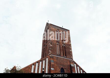 Low Angle Blick auf die Fassade der Kirche des Hl. Nikolaus in Wismar. Deutschland Stockfoto