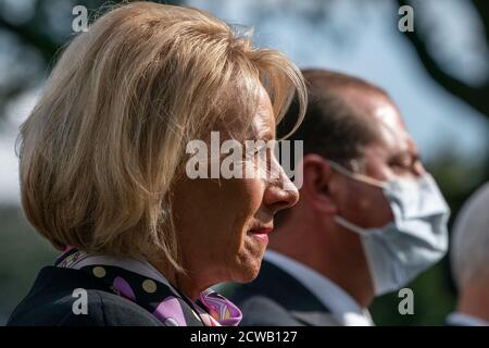 US-Bildungsministerin Betsy DeVos hört zu, wie US-Präsident Donald J. Trump im Rosengarten des Weißen Hauses am 28. September 2020 in Washington DC ein Update zur Coronavirus-Teststrategie der Nation gibt. Quelle: Ken Cedeno/Pool via CNP /MediaPunch Stockfoto