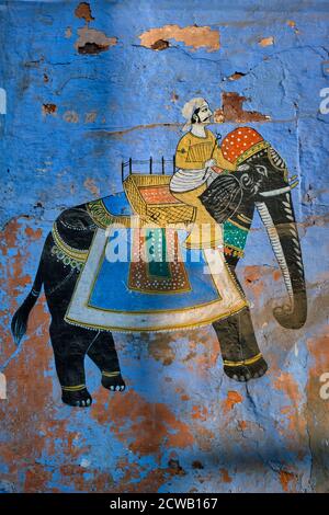 Wandbild von Maharadscha auf Elefant auf blauer Hauswand in Jodhpur Stockfoto